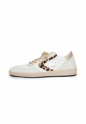 Scarpa da ginnastica bianca con suola e lacci beige, con dettaglio laterale con stampa leopardata e testo dorato con la scritta "Valport 1920" sul lato.