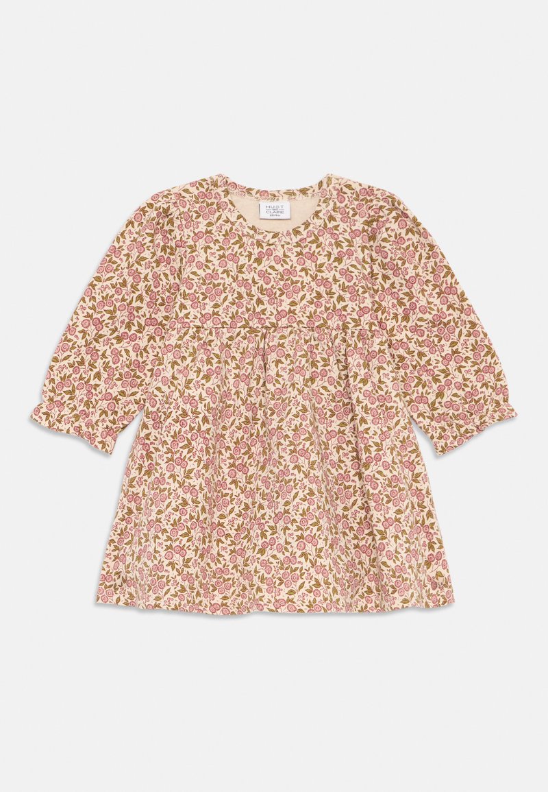 Blomsterkjole laget av lett stoff, med puffermer, rund halsutskjæring, og et rosa- og grønnfarget blomstermønster på en kremfarget bakgrunn.