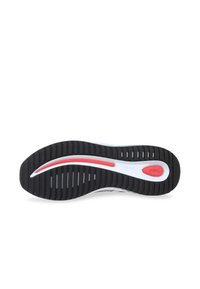 Zwarte en witte sneaker zool met een gestructureerde rubberen onderkant, voorzien van rode accenten en een gestroomlijnd ontwerp voor grip en flexibiliteit.