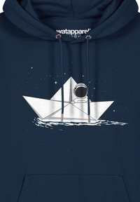 Marineblaue Kapuzenjacke mit einem Grafikmotiv eines weißen Origami-Boots, das einen Astronauten umgibt, umgeben von Sternen und einem Wasser-Motiv am unteren Rand.