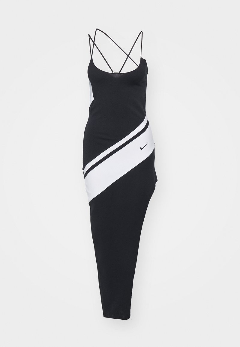 Robe noire avec une bande diagonale blanche, en tissu doux. Présente des bretelles spaghetti et un logo Nike sur le côté inférieur. Design ajusté.