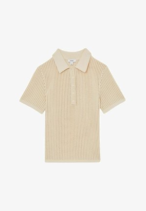 Camiseta polo beige claro de manga corta, con un diseño de punto texturizado, un cuello suave y una tapeta de cinco botones.