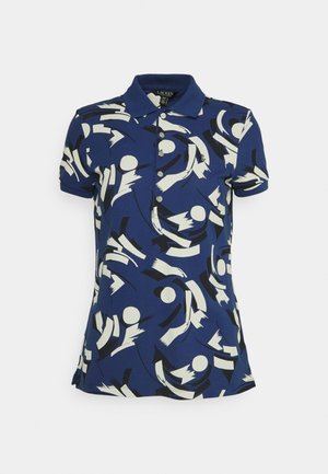 Niebieska koszulka polo z krótkim rękawem, granatowym kołnierzem i abstrakcyjnym wzorem geometrycznym w białe i czarne pociągnięcia pędzla, z listwą na guziki i dopasowanym krojem.