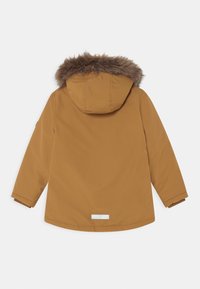 Parka marron avec capuche en fausse fourrure, dotée de manches longues, d'un ourlet droit et d'un détail réflecteur à l'arrière.