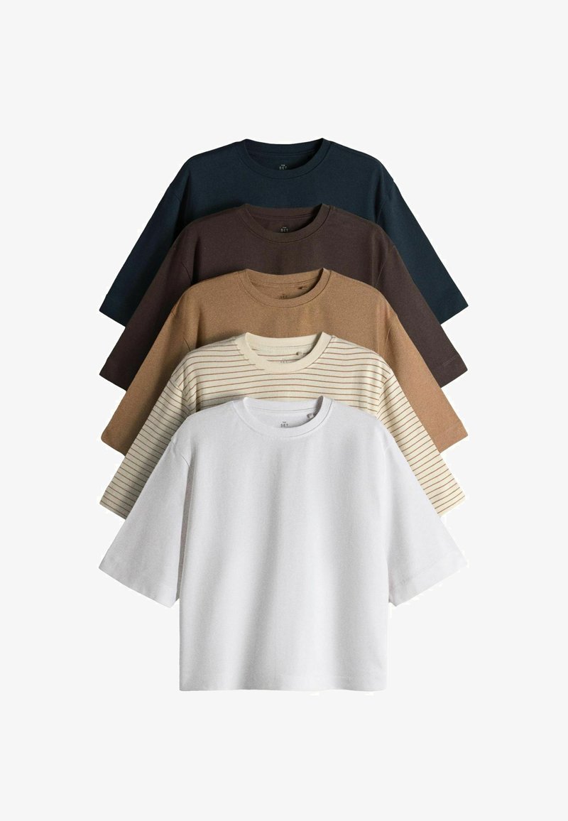 Fem T-shirts med rund hals och korta ärmar i vitt, beige med ränder, ljusbrunt, mörkbrunt och mörkblått, staplade i en solfjäderform.