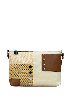 Pequeño bolso rectangular con paneles de tela beige tejida y crema, detalles de cuero marrón y tachuelas decorativas plateadas en el frente.