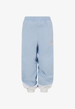 Lyseblå vindjakke-bukser med elastisk talje og hvide manchetter. Har et subtilt logo på venstre side. Blød, glat tekstur.