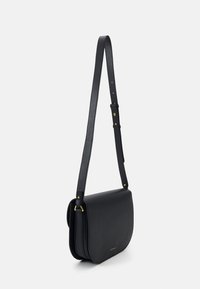 Schwarze Leder-Schultertasche mit glatter Textur, Klappenverschluss, verstellbarem Schulterriemen und Akzenten aus goldfarbenem Metall. Rechteckige Form.