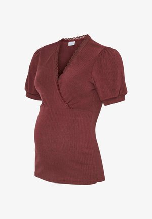 Sarkas griezumā ar sarkanām ribām, īsām pūkām un dziļu V-veida kaklu, ar viļņotu apdari uz kakla un pieguļošu augšdaļu.