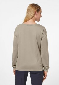 Langarm-T-Shirt in hellem Beige, lässige Passform, runder Ausschnitt, weicher Stoff, mit abgesenkten Schultern, Rückansicht mit minimalen Nähten.