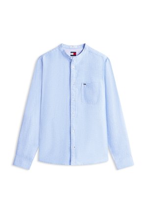Hellblaues Langarmhemd mit Stehkragen, weißen Knöpfen, Brusttasche mit kleinem Logo und dezent strukturierter Stoffqualität.