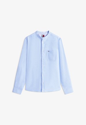 Hellblaues Langarmhemd mit Stehkragen, weißen Knöpfen, Brusttasche mit kleinem Logo und dezent strukturierter Stoffqualität.
