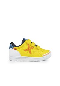Zapatillas deportivas amarillas con textura perforada, acentos naranjas, tiras de Velcro y una suela blanca. Logo lateral en azul.