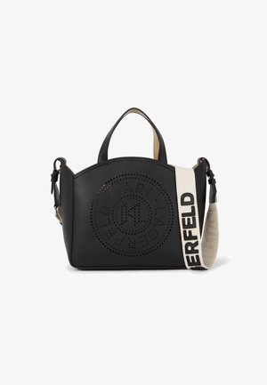 Must have nahkakott ümmarguse ülaosaga, perforatsiooni- ja logo kujundusega, kontrastse koorevärvi rihmaga ning kahe käepideme abil mugavaks kandmiseks.