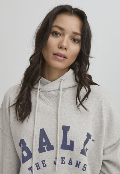Lys grå hettegenser med blå tekst "BALI THE JEANS." Har snor og en avslappet passform, laget av mykt stoff.
