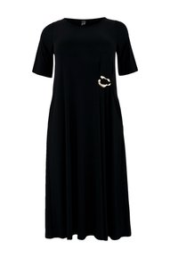 Schwarzes kurzärmeliges Kleid aus leichtem Stoff, mit ausgestellter Form und einem goldenen, runden Akzent an der Seite. Einfaches, elegantes Design.