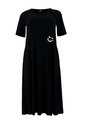 Sort kortærmet kjole lavet af letvægtsstof, med en udvidet form og en gylden cirkulær detalje på siden. Enkel, elegant design.