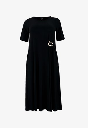 Sort kortærmet kjole lavet af letvægtsstof, med en udvidet form og en gylden cirkulær detalje på siden. Enkel, elegant design.