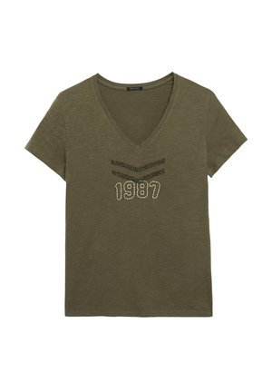 Olijfgroene v-hals t-shirt van zacht materiaal met een getextureerd "1987" ontwerp in het wit met donkere accenten, korte mouwen en een relaxte snit.