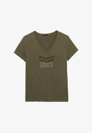 Olijfgroene v-hals t-shirt van zacht materiaal met een getextureerd "1987" ontwerp in het wit met donkere accenten, korte mouwen en een relaxte snit.