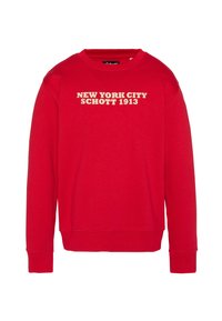 Felpa rossa con testo crema che legge "NEW YORK CITY SCHOTT 1913." Presenta un collo rotondo, maniche lunghe e polsini e orlo a costine.