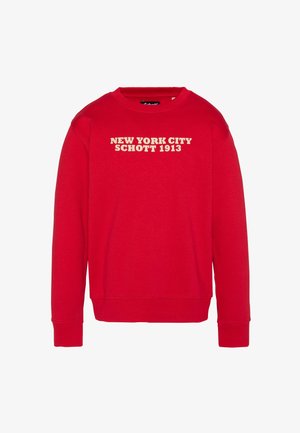 Sudadera roja con texto color crema que dice "NEW YORK CITY SCHOTT 1913". Presenta un cuello redondo, mangas largas y puños y dobladillo acanalados.