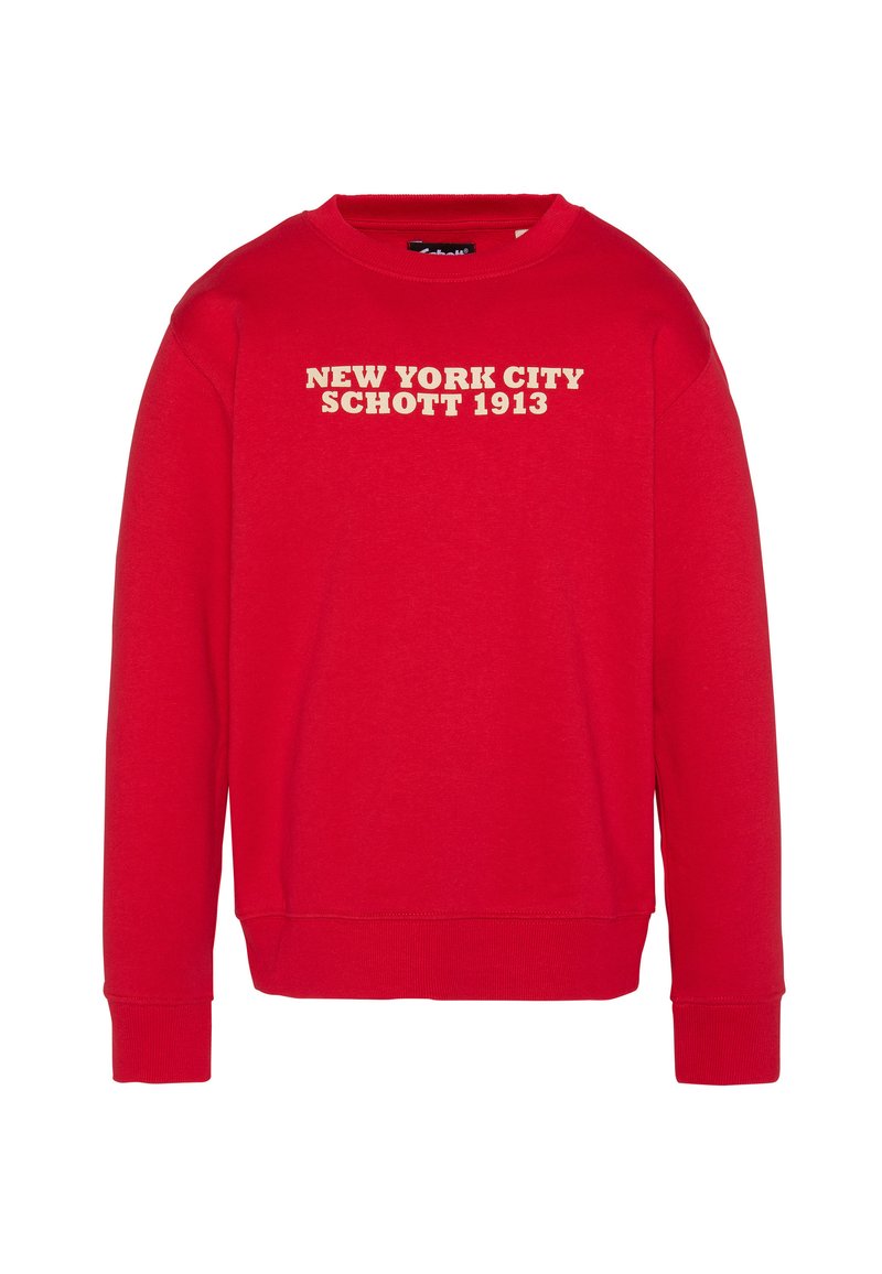 Felpa rossa con testo crema che legge "NEW YORK CITY SCHOTT 1913." Presenta un collo rotondo, maniche lunghe e polsini e orlo a costine.