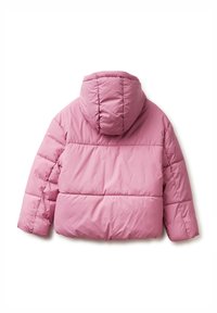 Różowa pikowana kurtka puchowa z kapturem, z przeszyciami, gładką fakturą i luźnym krojem, widziana od tyłu.