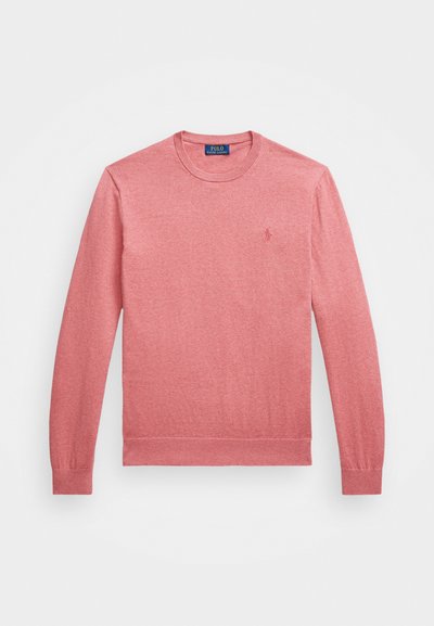 Pulover z dolgimi rokavi in okroglim dekoltejem v roza barvi. Izdelan iz mehke tkanine z rebrastimi manšetami in obrobo. Majhna izvezena znamka na prsih.