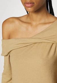 Free People Långärmad tröja - beige