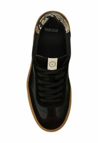 Schwarze Sneaker mit Gummisohle, schwarzen Schnürsenkeln und Schlangenprint-Detail an der Ferse, mit dem Markenlogo "MANFIELD" innen und auf dem Zungenlabel.