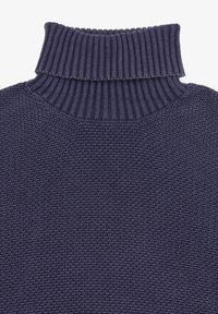 Dunkelvioletter Rollkragenpullover mit einem strukturierten Strickmuster, ausgestattet mit einem gerippten Kragen und glattem Körper.