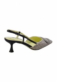Scarpa slingback nera con upper texturizzato argento, punta affilata e tacco kitten. Presenta un cinturino con fibbia e una soletta gialla brillante.