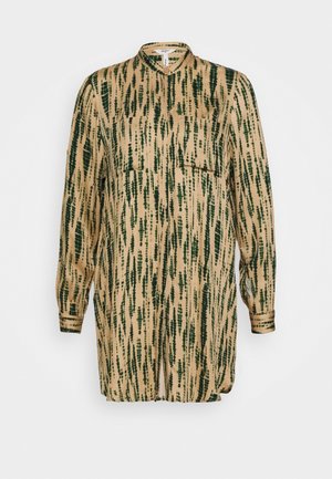 Robe longue avec col en beige et rayures verticales vert foncé, dotée d'une poche. Fabriquée dans un matériau satiné au toucher lisse.