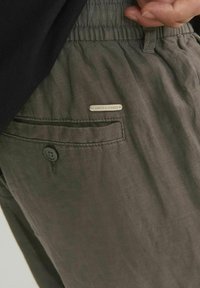 Jack & Jones JPSTKARL LAWRENCE - Pantaloni - dark brown