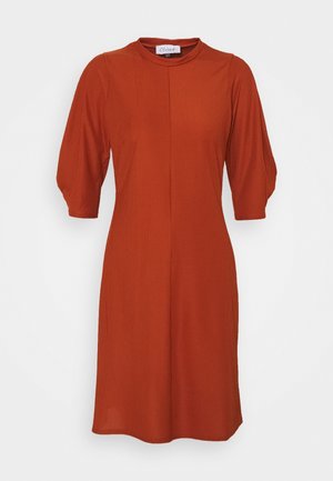 Robe côtelée orange rouille avec manches courtes bouffantes et encolure ronde, longueur genou, présentée sur un fond clair uni.
