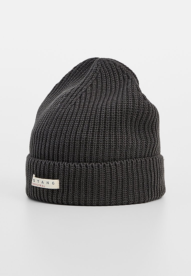 Dziana czapka w ciemnoszarym kolorze. Ma żebrowaną teksturę oraz złożony mankiet. Zawiera małą metkę z nazwą marki naszytą na niej.