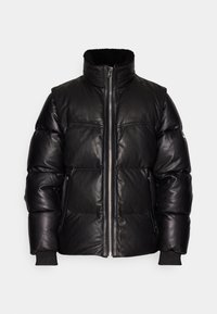 Svart läderpuffjacka med hög krage, framsidig dragkedja och ribbade mudd. Har kviltade detaljer och två sidofickor.