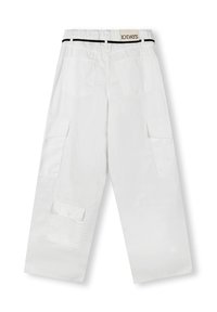 Witte cargobroek met een brede snit, voorzien van een elastische tailleband en een zwarte accentriem, meerdere zijzakken en een zachte textuur.
