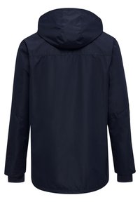 Giacca a vento blu scuro con tessuto liscio e resistente all'acqua, polsini elastici e orlo dritto, caratterizzata da un design minimalista e senza hardware visibile.