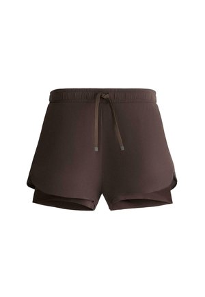 Pantaloncini sportivi marroni con vita elasticizzata e coulisse, con un design a strati e orli laterali arrotondati.