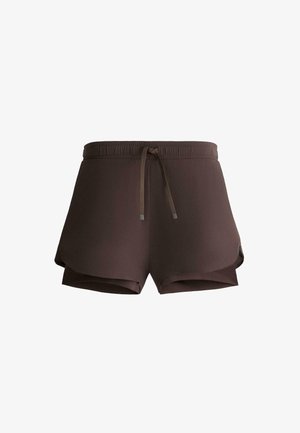 Bruine sportshorts met elastische tailleband en trekkoord, met een gelaagd ontwerp en afgeronde zijzomen.