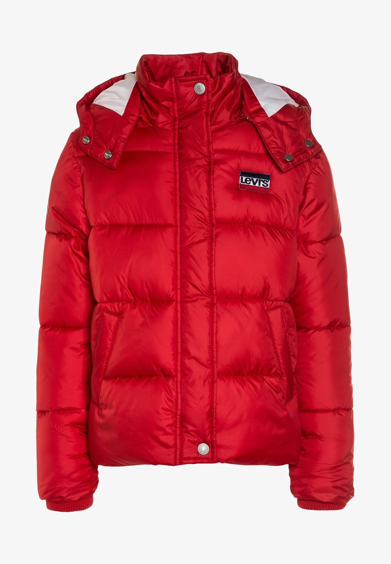 Rød polstret jakke med en blank finish, der har en høj krave, aftagelig hætte, to forlommer og et lille logo-patch på brystet.