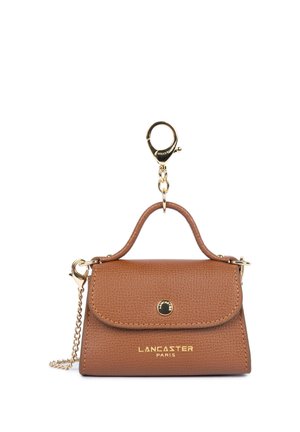 Petit porte-clés de sac à main Lancaster Paris en cuir marron avec fermoir et chaîne dorés sur fond blanc.
