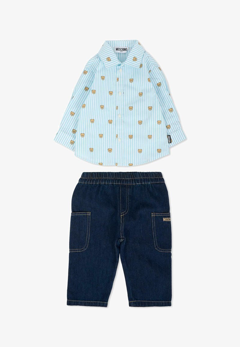 Chemise en coton rayée bleu clair avec motif d'ours en peluche, associée à un pantalon en denim foncé doté d'une ceinture élastique et de poches latérales.