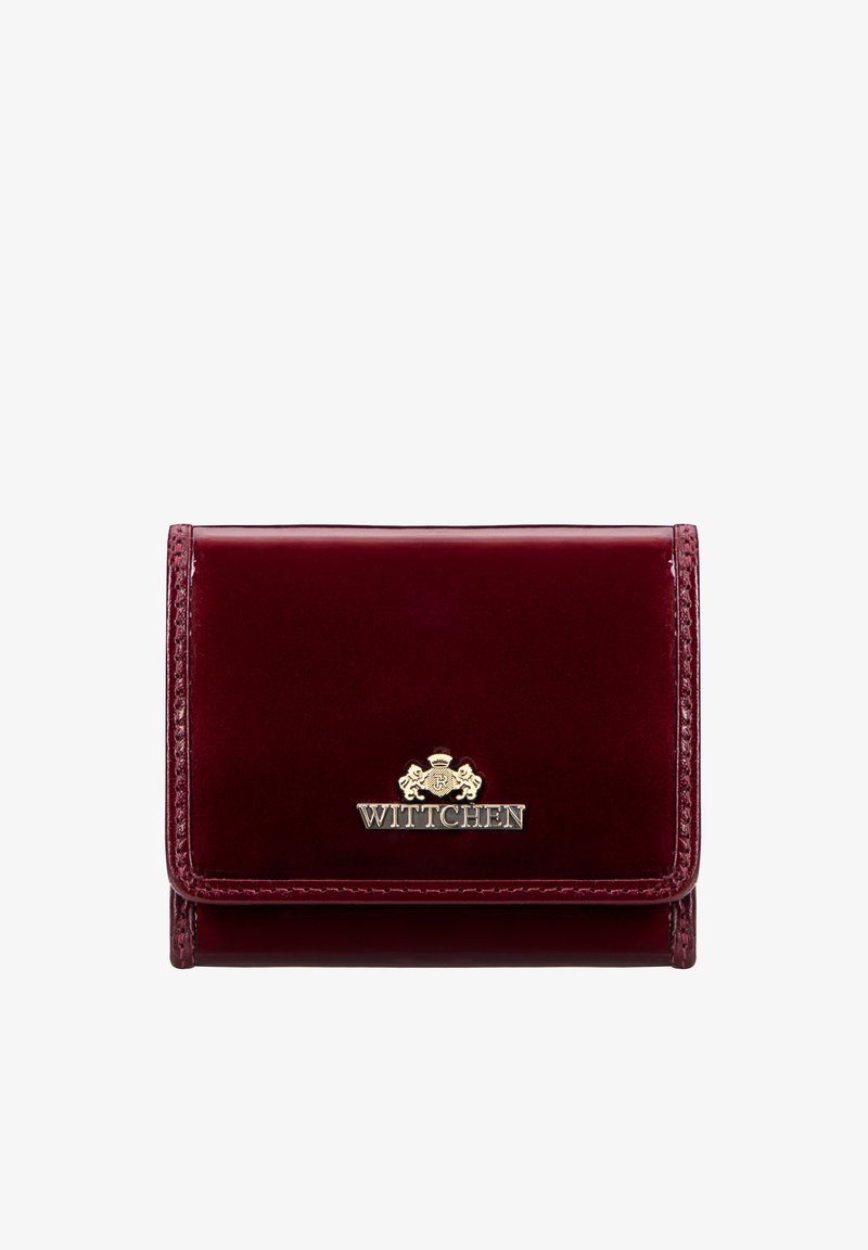 Bordeaux leren portemonnee met een glanzende afwerking. Heeft een goudkleurig reliëflogo en contrasterende stitching langs de randen. Compact ontwerp.