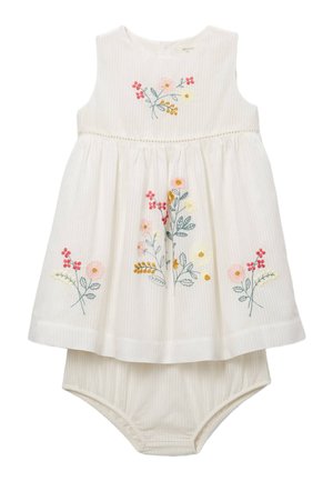 Robe blanche pour bébé avec bloomer assorti, avec des motifs floraux roses, jaunes et rouges brodés sur le devant et les détails de la jupe.