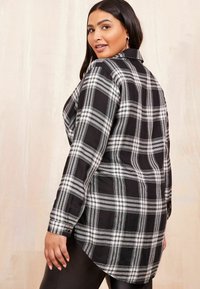 Friends Like These LONG SLEEVE CHECK - REGULAR FIT - Blúzka so zapínaním na gombíky - black white