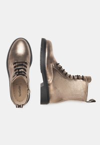 Bottines en bronze métalliques avec une finition texturée, lacées en noir et à bout rond. Présentent une semelle noire robuste et une fermeture éclair sur le côté.