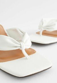 Next FOREVER COMFORT TOE POST - Sandalai su T formos dirželiu - white